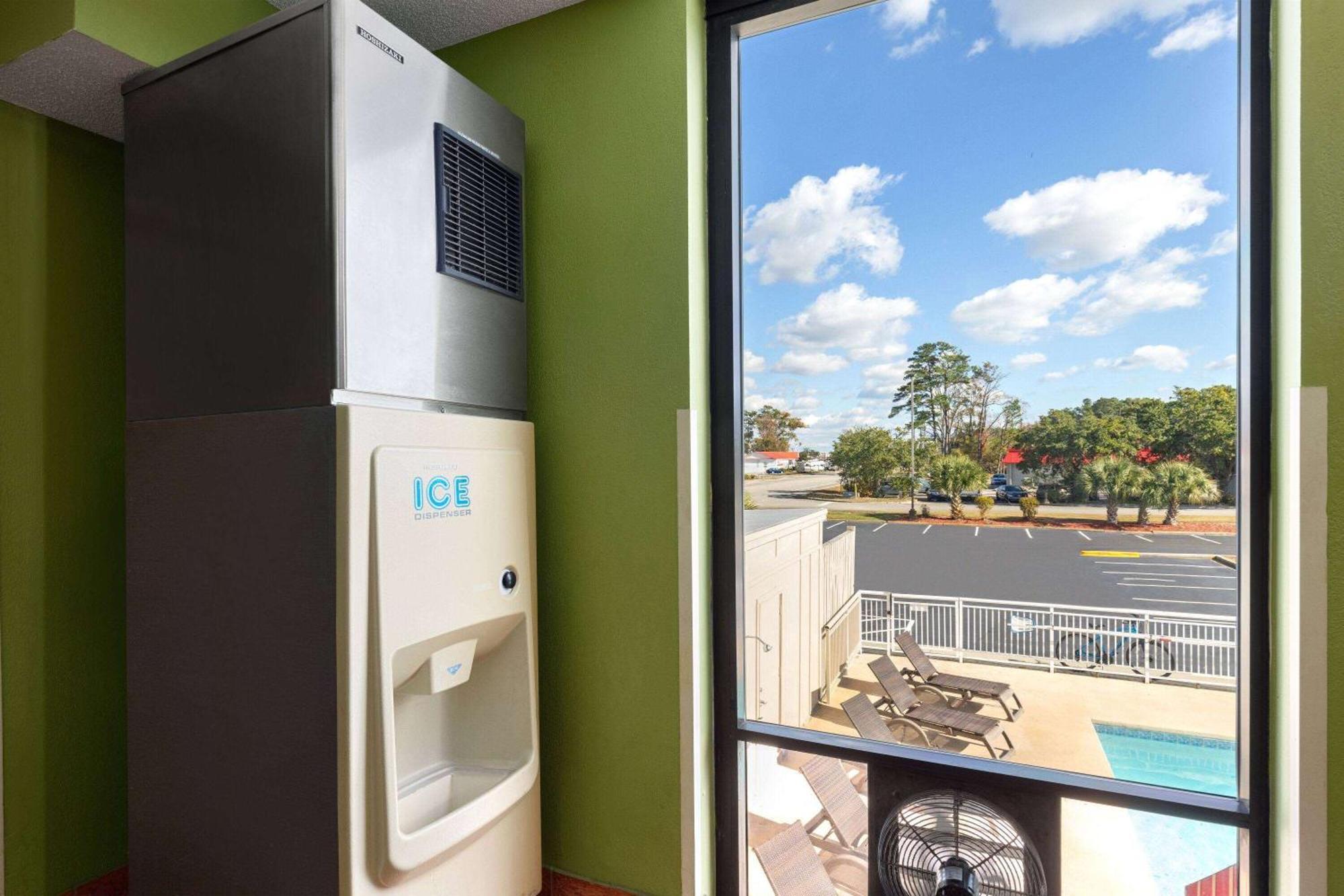 Super 8 By Wyndham Myrtle Beach/Market Common Area Exterior foto