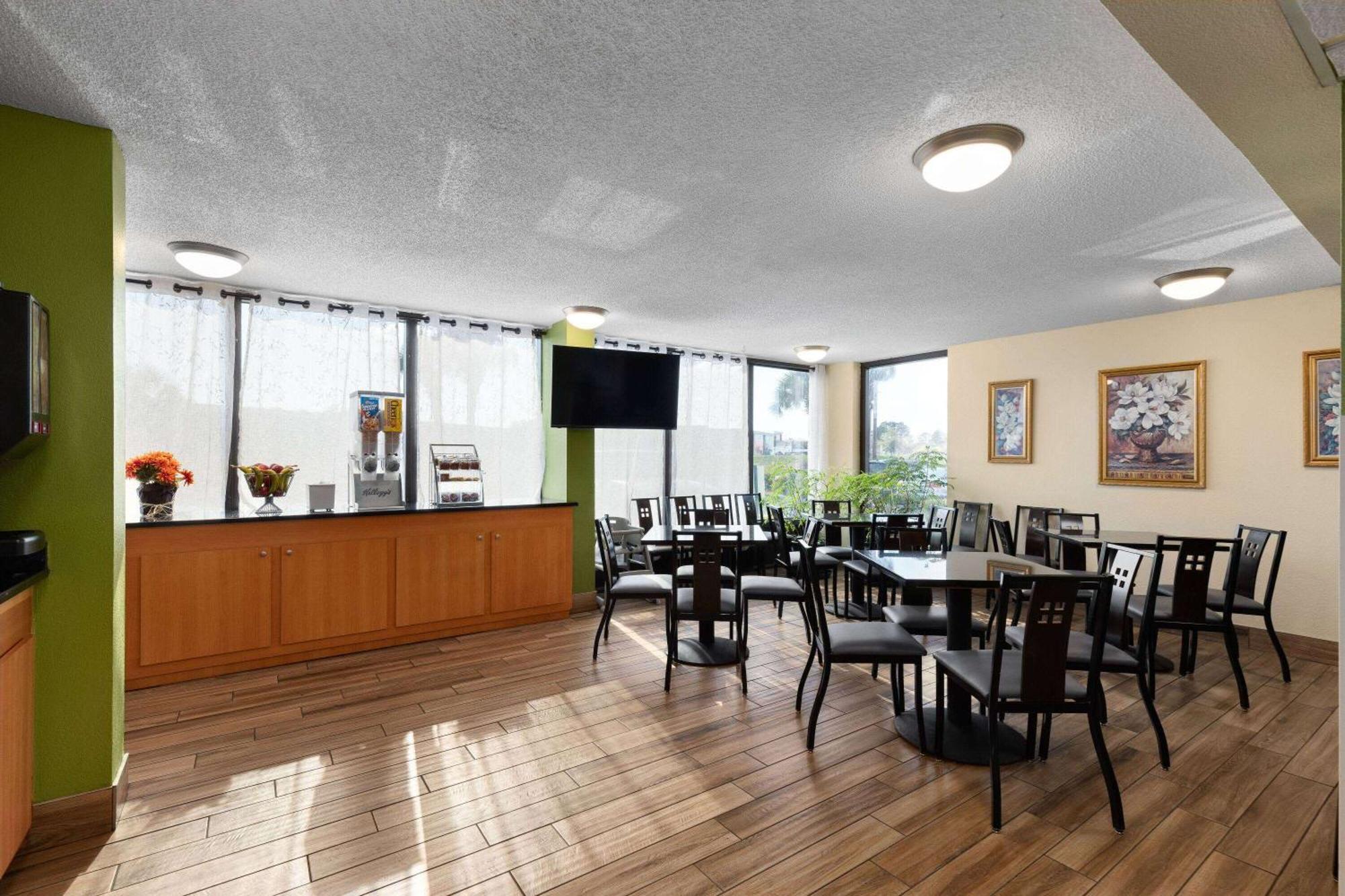 Super 8 By Wyndham Myrtle Beach/Market Common Area Exterior foto